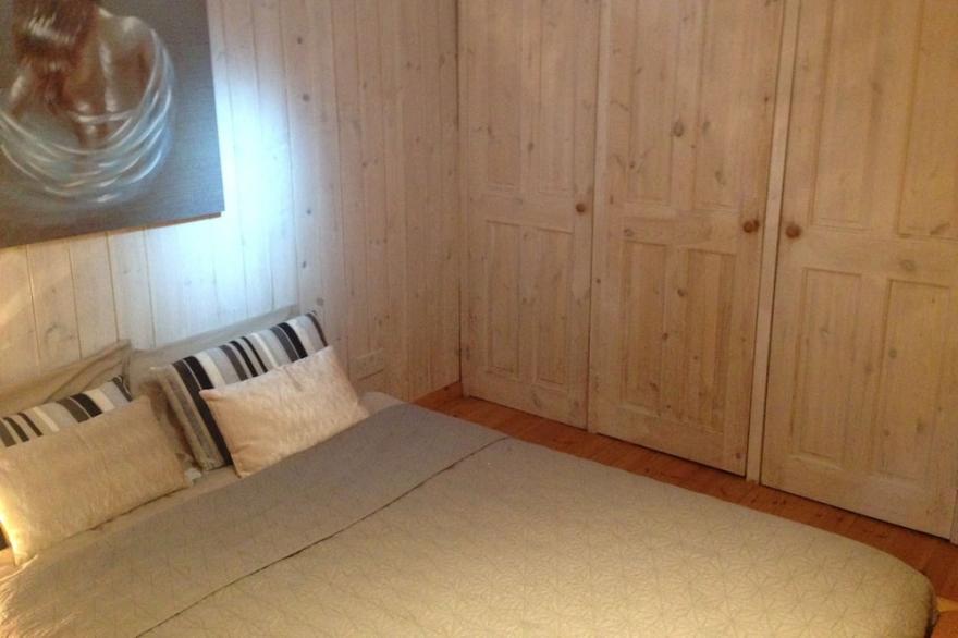 Chalet in beautiful gardens 20 mins from London