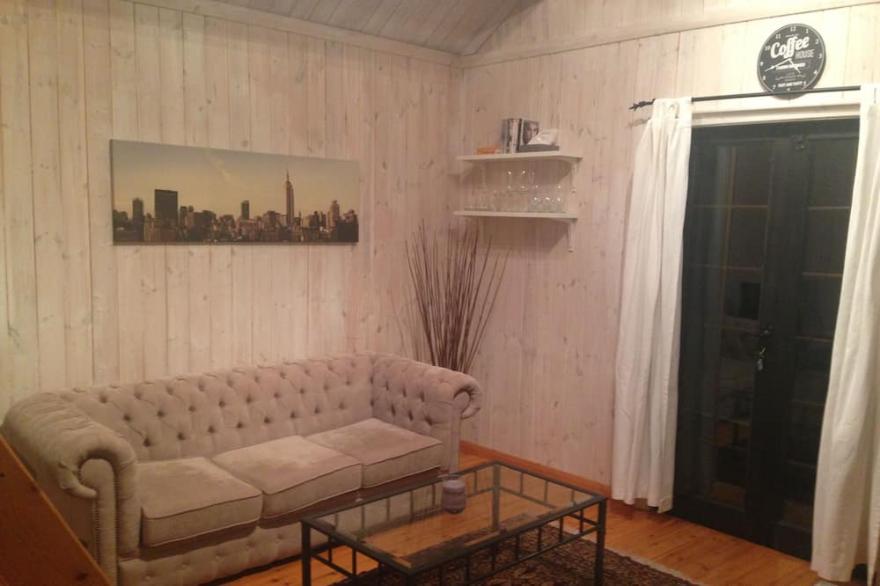 Chalet in beautiful gardens 20 mins from London