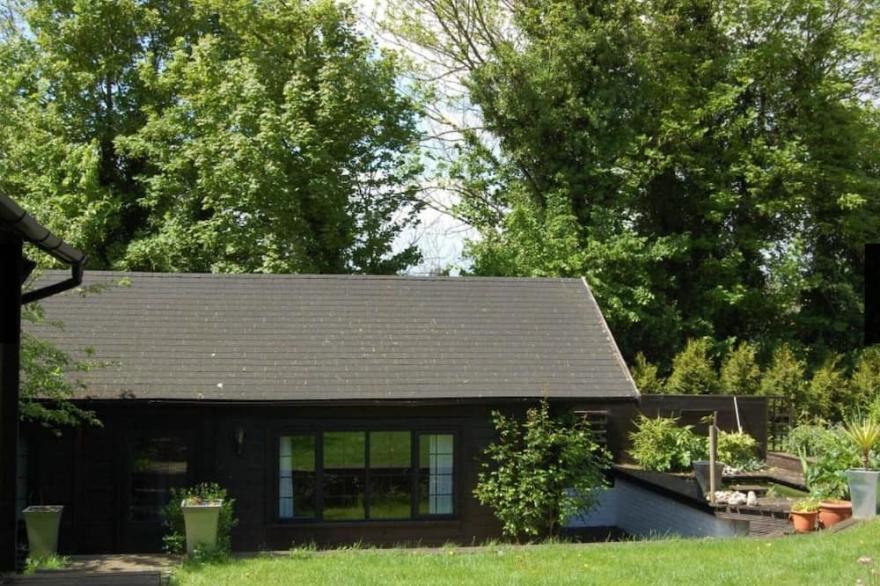 Chalet in beautiful gardens 20 mins from London