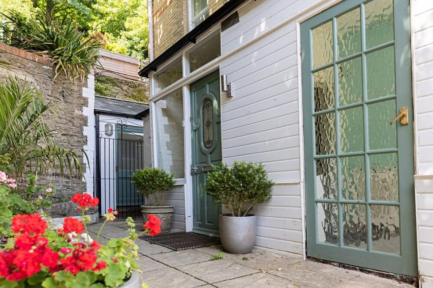 Large All En Suite Grand House Close To Tunnels Beaches
