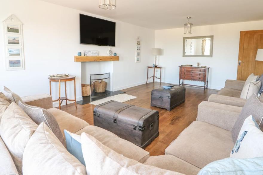 SUNSET VIEW, pet friendly, luxury holiday cottage in Heacham