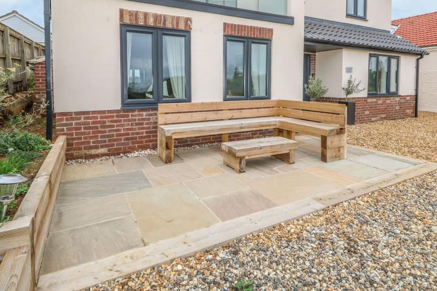 SUNSET VIEW, pet friendly, luxury holiday cottage in Heacham