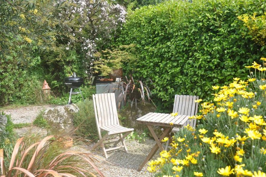 Set in gorgeous gardens & quiet countryside close to Mousehole and the sea