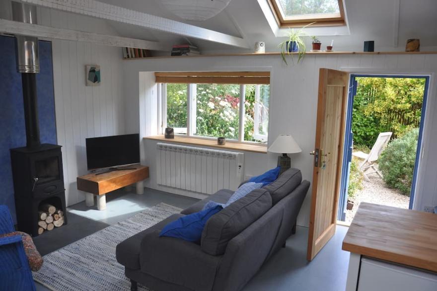 Set in gorgeous gardens & quiet countryside close to Mousehole and the sea