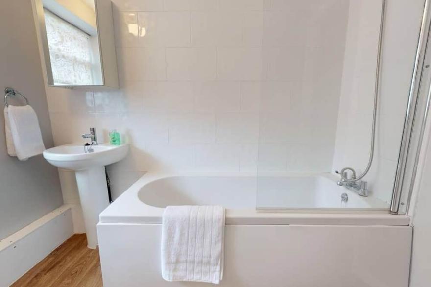 StayZo 2BR House Accommodation in Peterborough