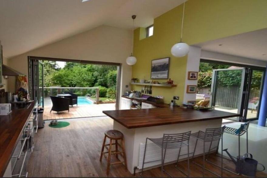 Heated pool, 5 double bed, Log fires , walk pub/beach 15mins, sea views-