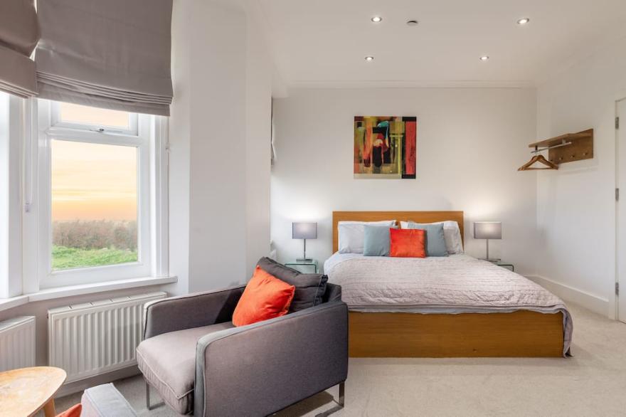 Stunning seaside with cinema room, sea views  - ideal for friends and families