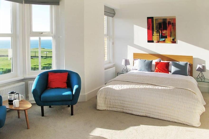 Stunning seaside with cinema room, sea views  - ideal for friends and families
