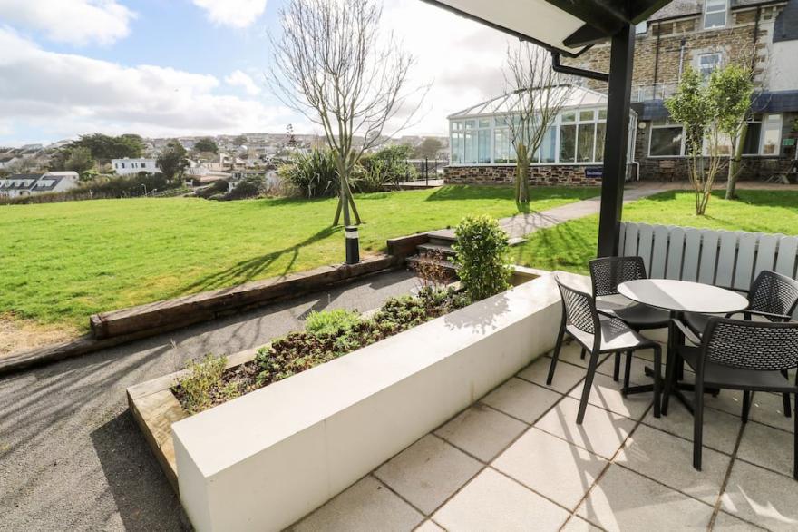 31 GARDEN VILLAS, country holiday cottage, with pool in Porth