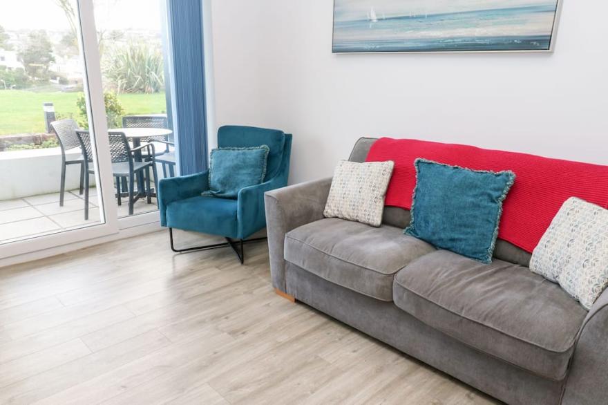 31 GARDEN VILLAS, country holiday cottage, with pool in Porth