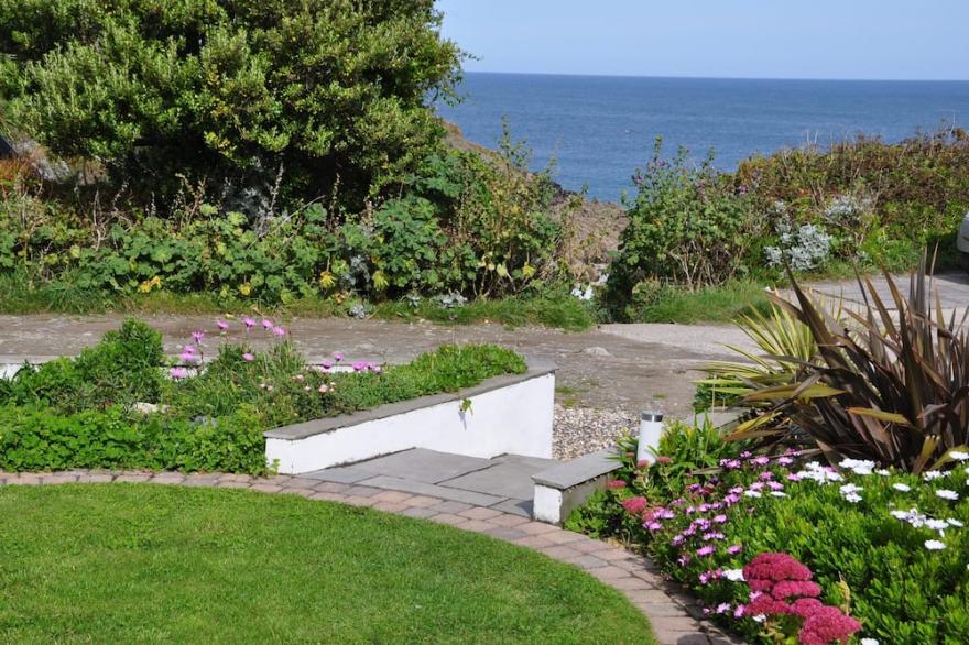 Fabulous 3 Bed Cottage With Private Parking And Garden Overlooking The Beach