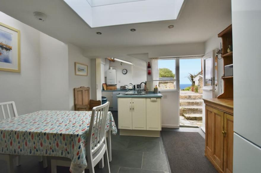 Fabulous 3 Bed Cottage With Private Parking And Garden Overlooking The Beach