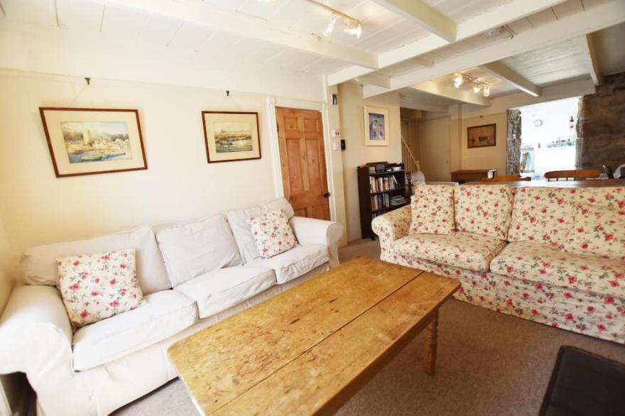 Fabulous 3 Bed Cottage With Private Parking And Garden Overlooking The Beach