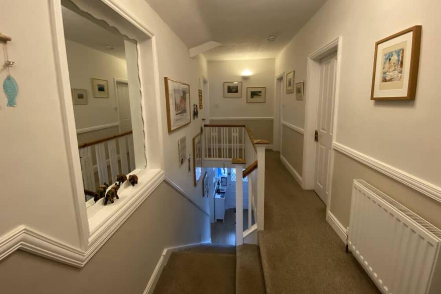Seamoor House - 6 bed/6 bath with sea views, garden, parking, hot tub and Sky TV