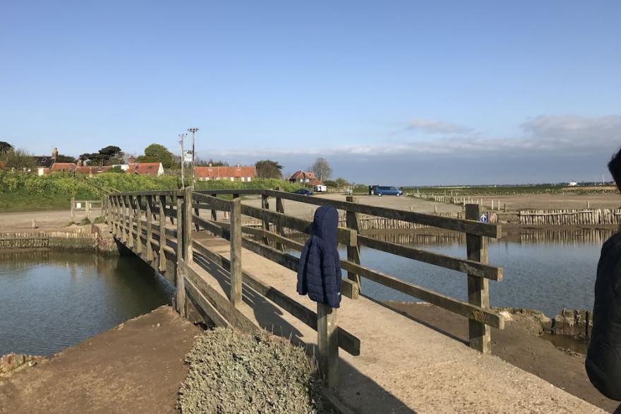 Spacious Penthouse apartment, Walberswick, Nr Southwold sleeping 6 next to beach