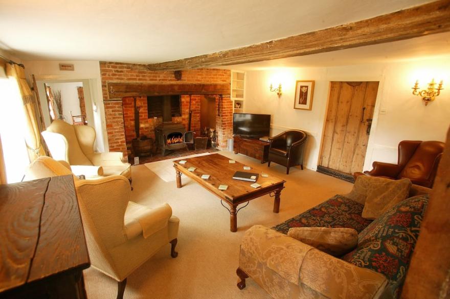 Tennis Court. Games Room, 15ft Splash pool (May-Aug), Pet