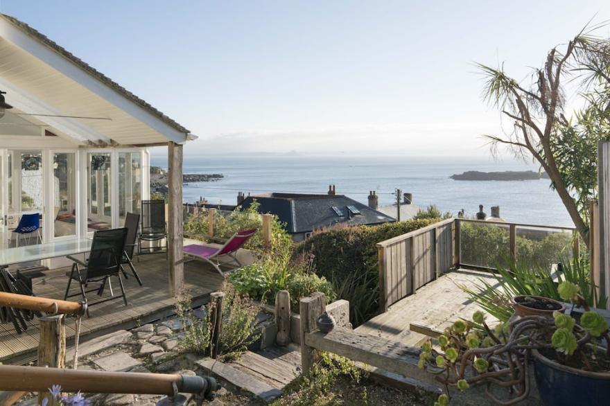 Detached seaside house with spectacular panoramic sea views