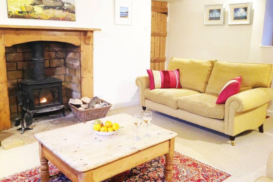 Idyllic thatched cottage, Jurassic coast, walking distance to 2 great pubs