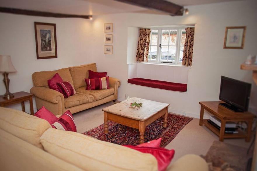 Idyllic thatched cottage, Jurassic coast, walking distance to 2 great pubs