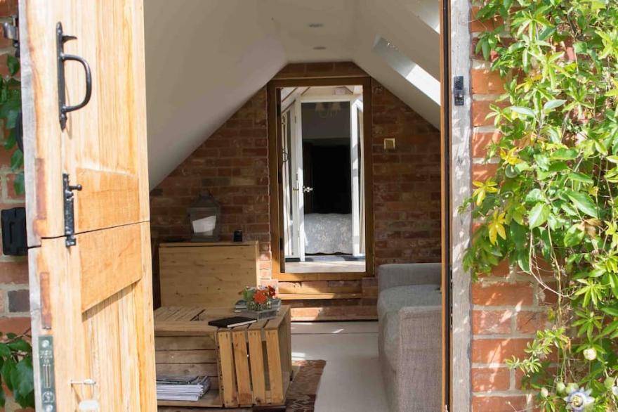 Vaughans of Shere - Stunning central village apartment