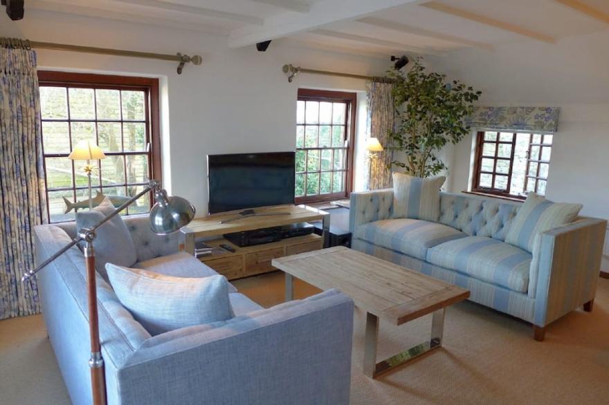 4 Capt Uptons Cottages.  Town Centre but secluded.  Sea views.  Fast Wi-fi.