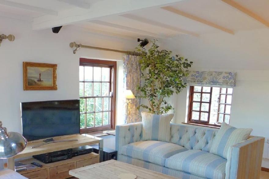 4 Capt Uptons Cottages.  Town Centre but secluded.  Sea views.  Fast Wi-fi.