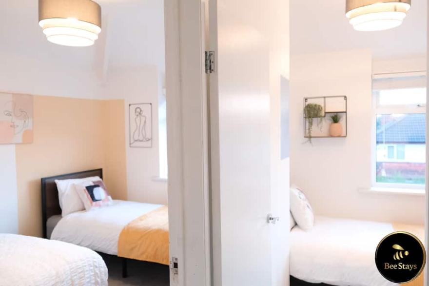 Large Contractor House - Close to M60 and M62