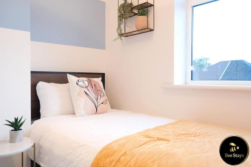 Large Contractor House - Close to M60 and M62