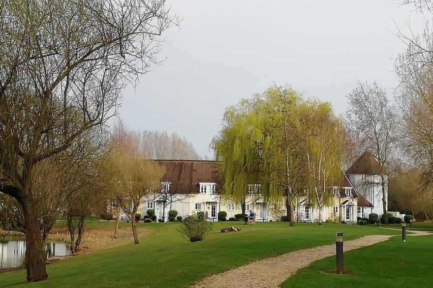 Lovely lodge with private deck and stunning lake view in Cotswolds Water Parks.
