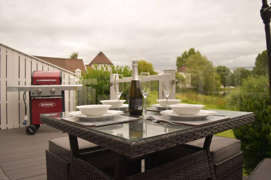 Lovely lodge with private deck and stunning lake view in Cotswolds Water Parks.