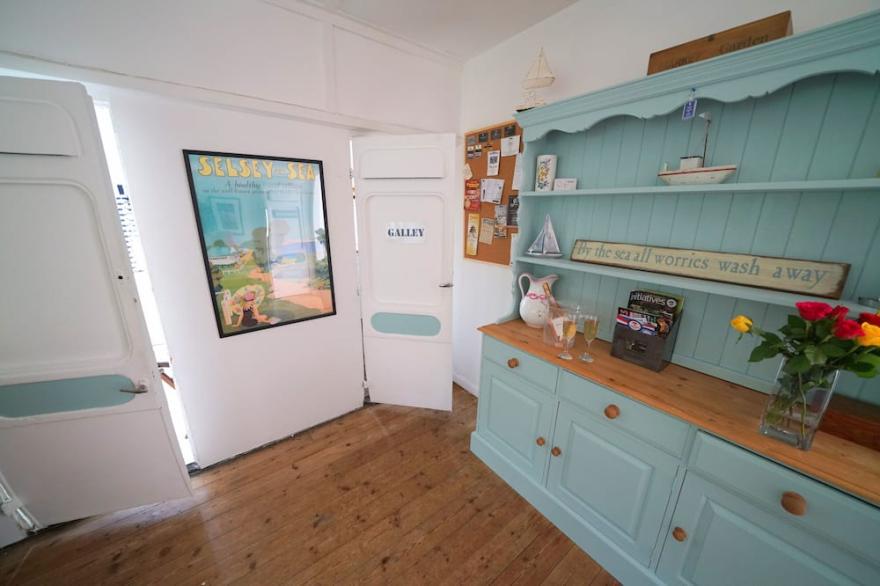 Charming Seaside Home, Full of Character (Old railway carriages) Pet Friendly,