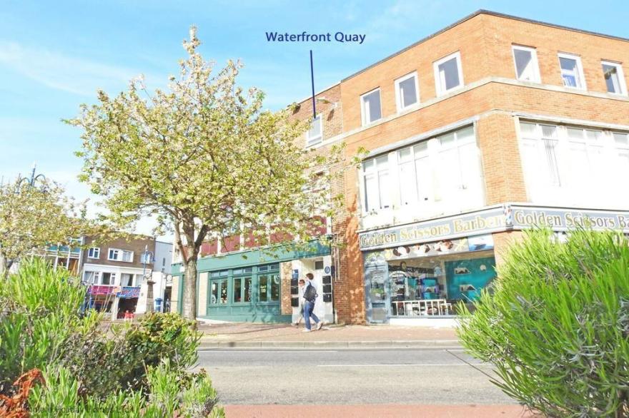 Waterfront Quay - 2nd floor apartment overlooking the water