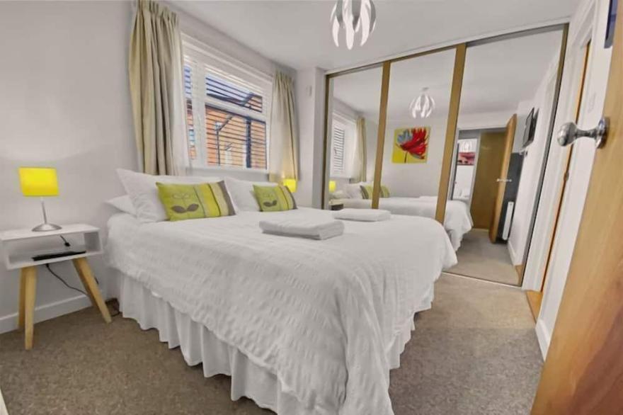 Waterfront Quay - 2nd floor apartment overlooking the water
