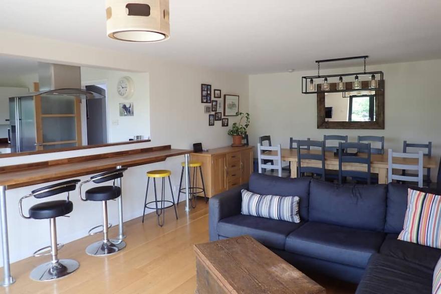 Green Rooms, Spacious House, 5 Bedrooms, 4 Bathrooms.  Sleeps 11