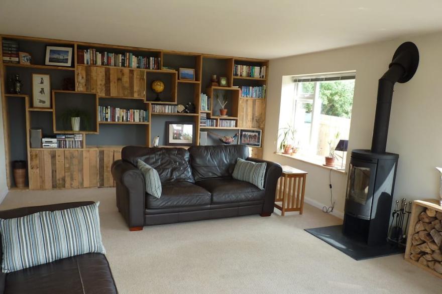 Green Rooms, Spacious House, 5 Bedrooms, 4 Bathrooms.  Sleeps 11