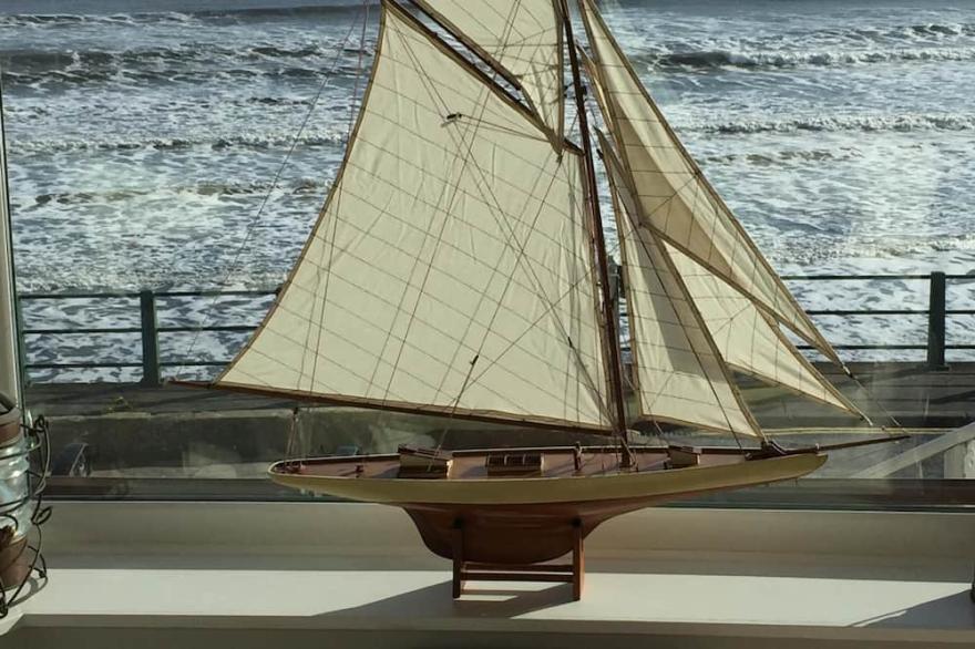 Stylish Beach House Apartment with Fabulous Sea Views