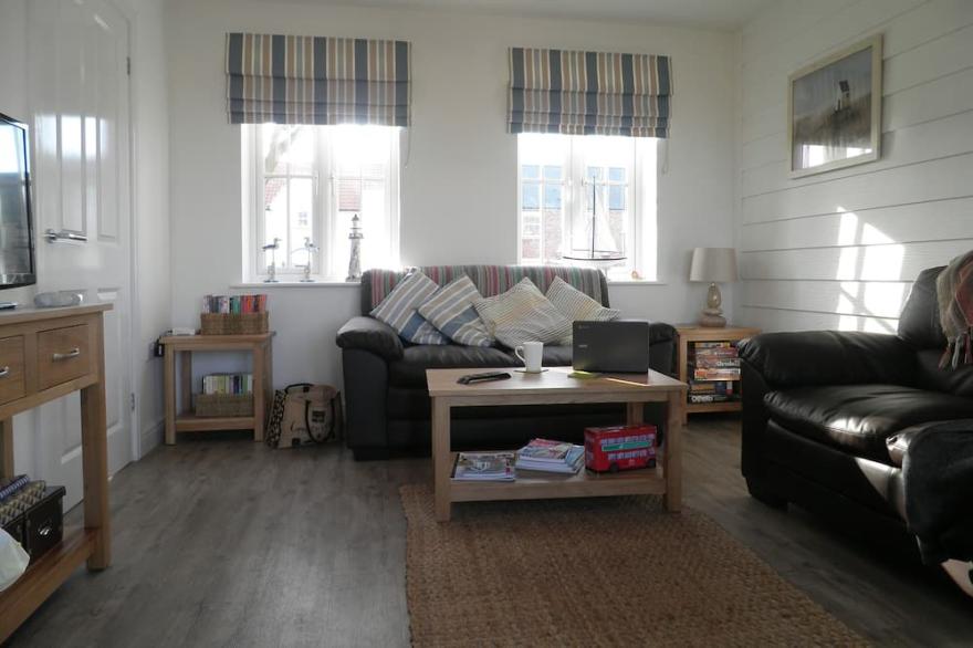 Harlequin dog friendly 2 bedroomed cottage at The Bay with access to the beach