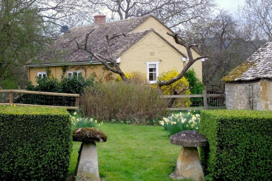 Cosy Cotswold Cottage Hidden Away in an Orchard.