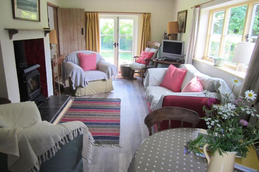 Cosy Cotswold Cottage Hidden Away in an Orchard.