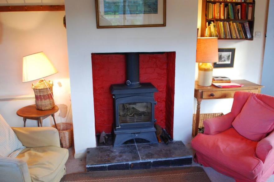 Cosy Cotswold Cottage Hidden Away in an Orchard.