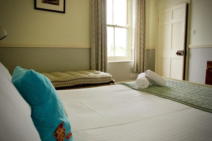 Harbourside 19th Century Cottage. Amazing Sea Views, Terrace and Garage Parking