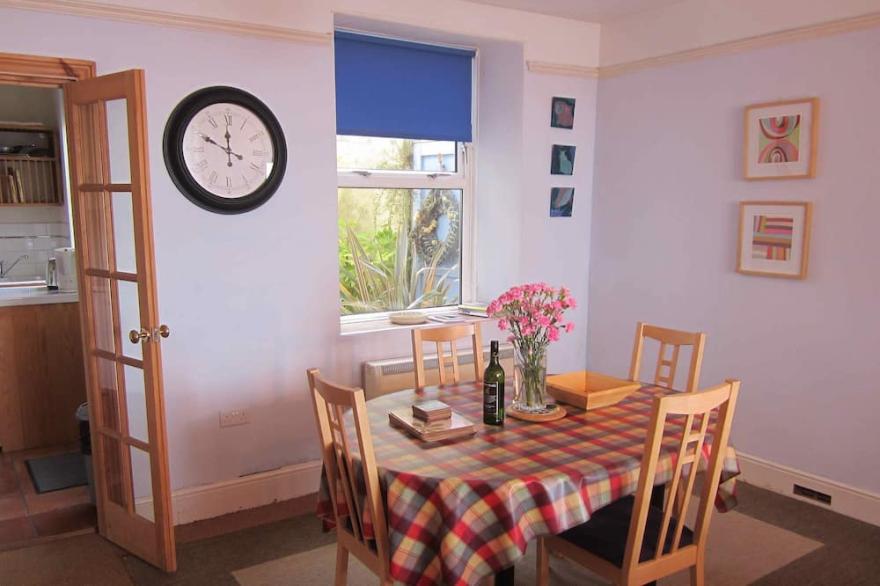 Comfortable seaside cottage with fantastic views