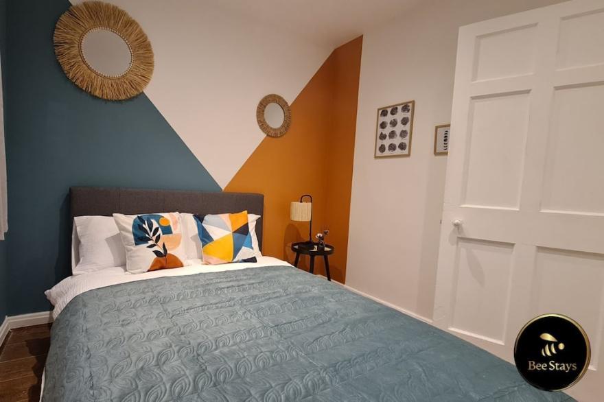 Large Contractor 5 Beds Byron House with Driveway