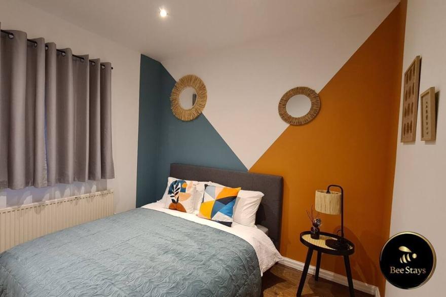 Large Contractor 5 Beds Byron House with Driveway