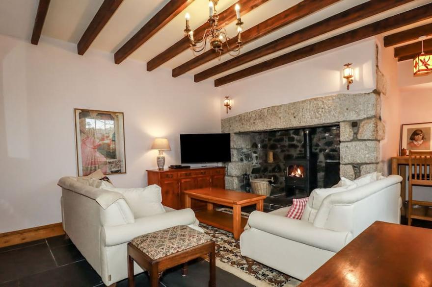 ROSKORWELL MANOR, pet friendly, country holiday cottage in St Keverne