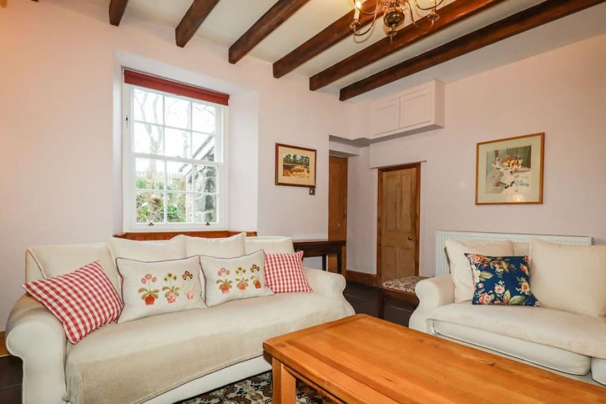 ROSKORWELL MANOR, pet friendly, country holiday cottage in St Keverne