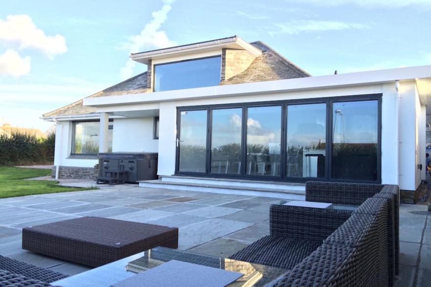 STUNNING CONTEMPORARY COASTAL HOLIDAY HOME WITH HOT TUB, SEA VIEWS AND PARKING