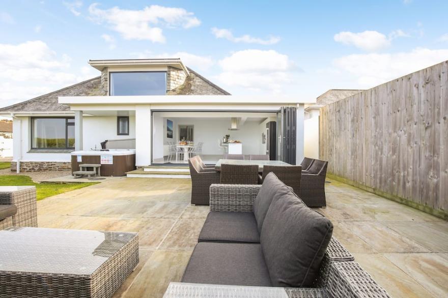 STUNNING CONTEMPORARY COASTAL HOLIDAY HOME WITH HOT TUB, SEA VIEWS AND PARKING