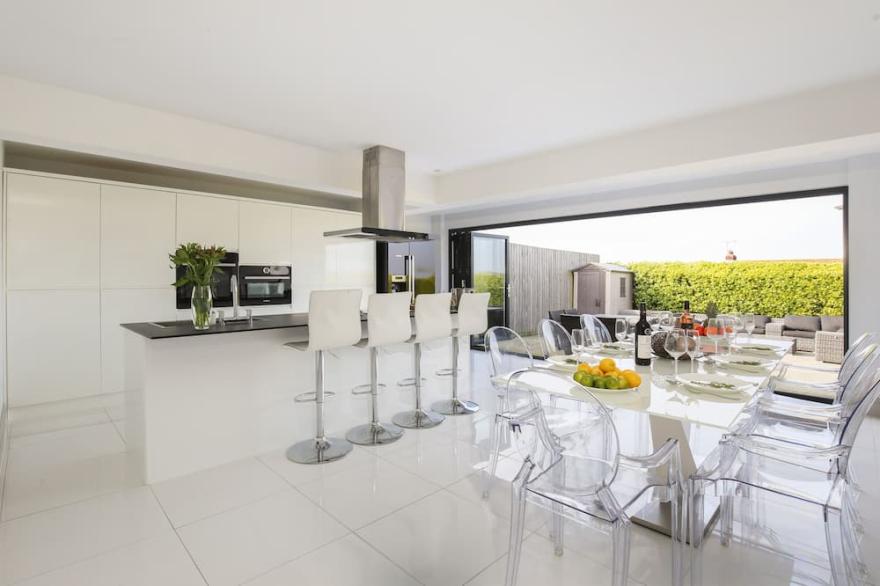 STUNNING CONTEMPORARY COASTAL HOLIDAY HOME WITH HOT TUB, SEA VIEWS AND PARKING