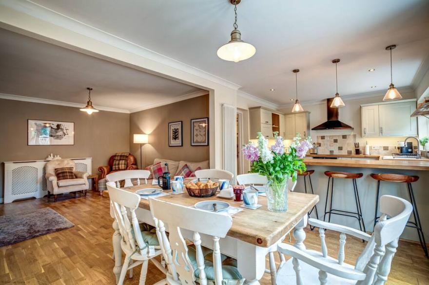 Three bedroom Stratford-upon-Avon furnished holiday let with parking